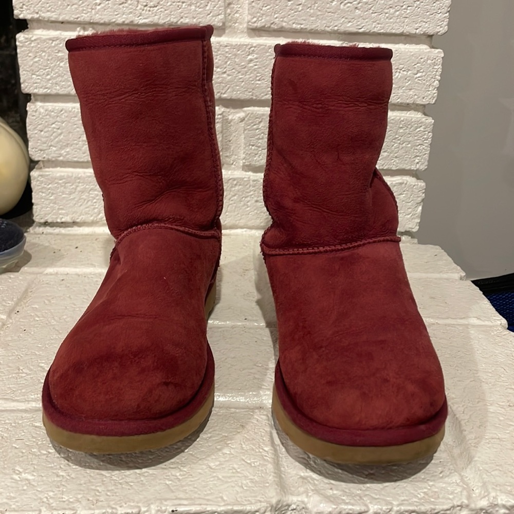 Maroon uggs Size 8. Lightly used.